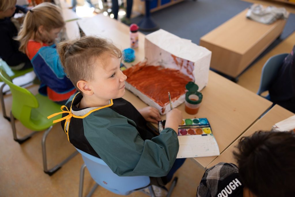Kinder basteln in der Schule