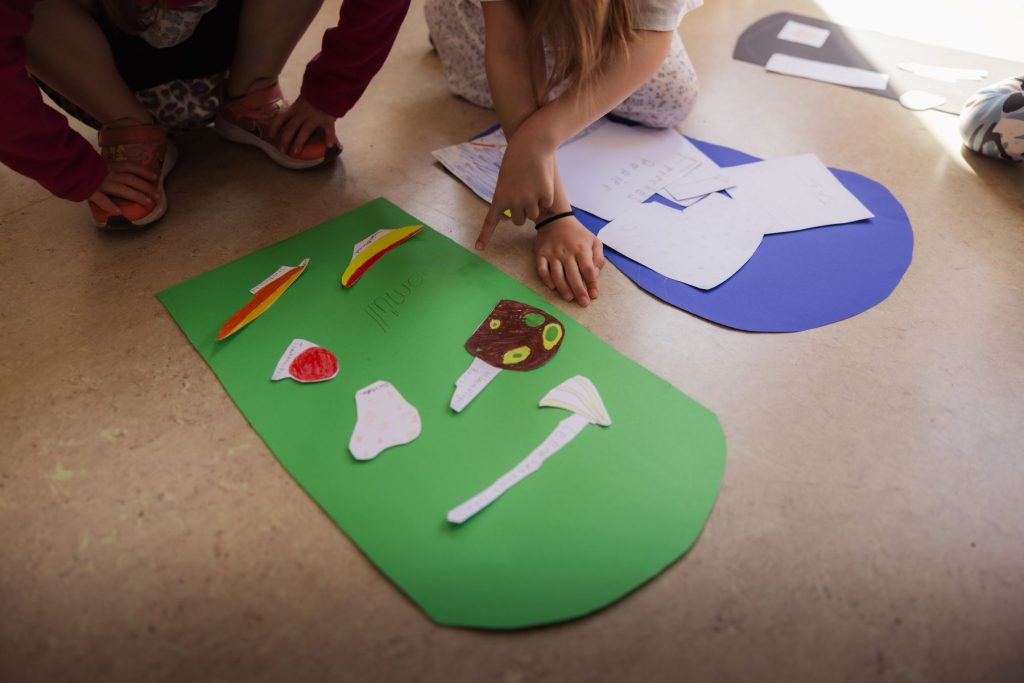 Kinder sortieren beispielhaft Müll