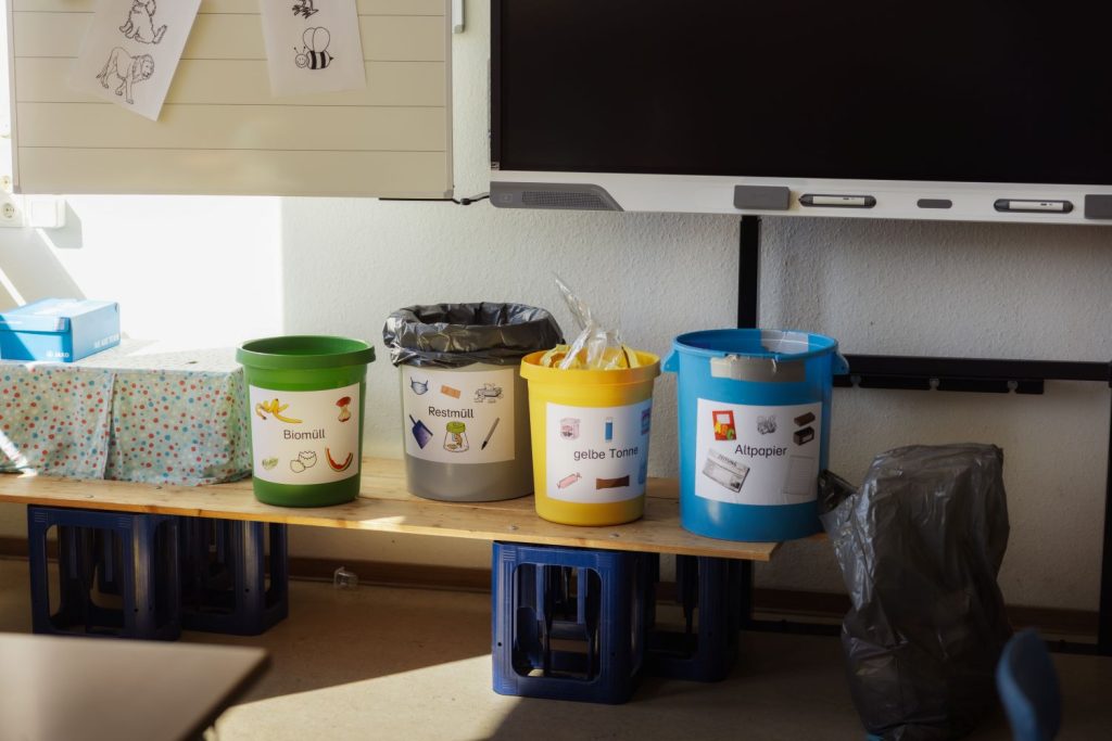Selbst beschriftete Mülleimer in der Schule